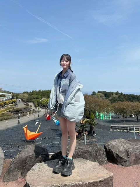 平松想乃、“青色”に包まれた爽やかコーデで登場。自然の中で魅せた軽やかスタイル