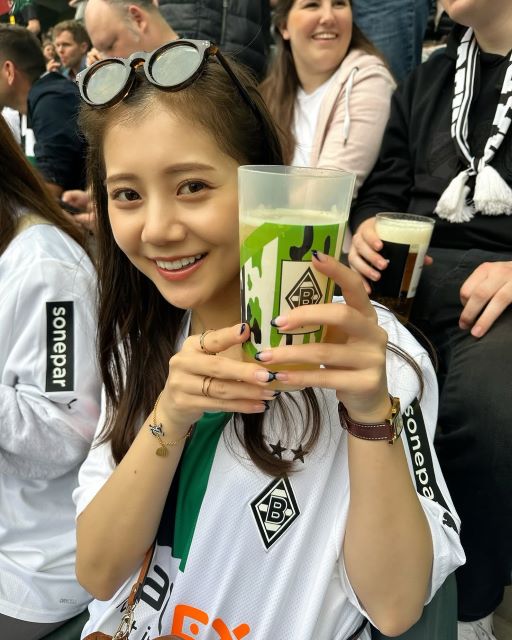 今井美桜、笑顔が輝く旅の思い出。異国のスタジアムで味わう一杯と熱気に包まれた最高の瞬間がここに