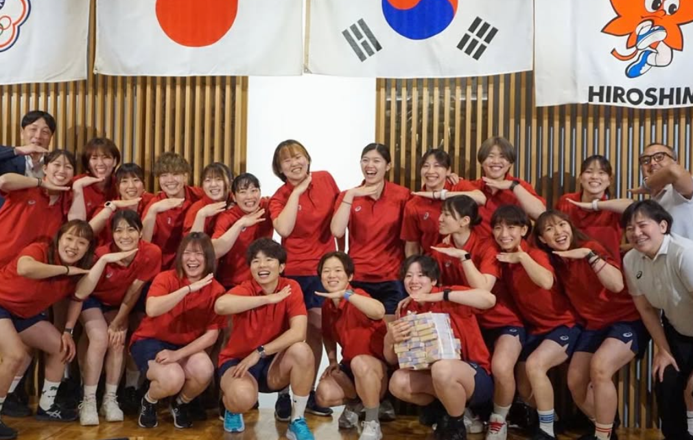 「感謝いっぱい」近藤万春、ヒロシマ国際ハンド大会で笑顔多数の集合ショット披露