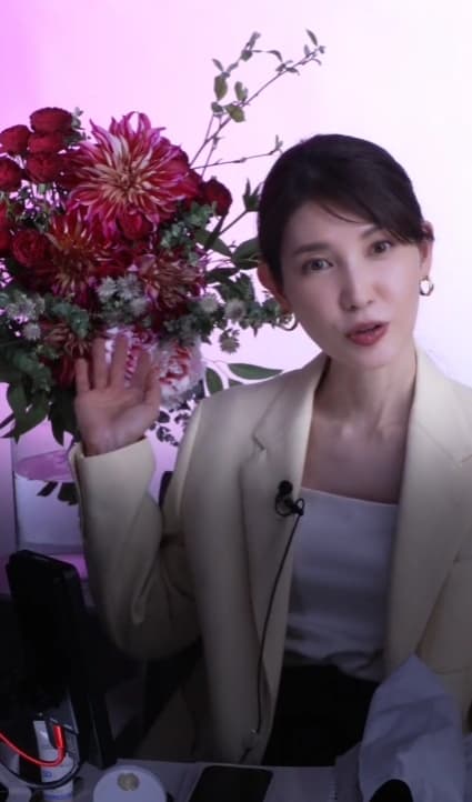 「旦那さんが選ばれたんですね！」友利新のインスタライブに登場した豪華なお花に視聴者ほっこり