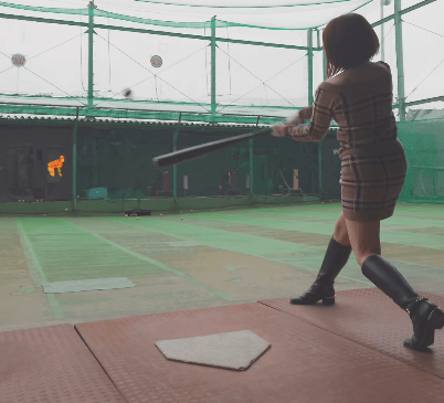 「素敵なワンピ！」野球女子、チェックミニ＆ロングブーツ姿で”完璧センター返し”を見せファン白熱！「いろんな意味でパーフェクトです」