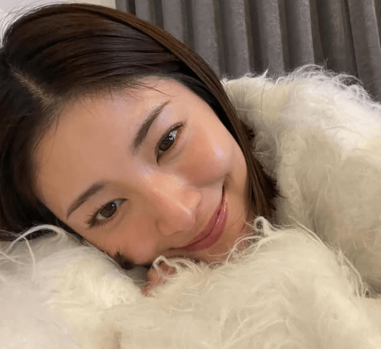 美しすぎると話題の元・プロ野球選手の美人妻、ドアップの寝そべり”甘々・ショット”を披露！うっとりファン続出