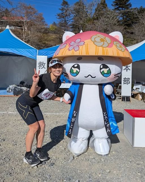 「とろにゃんと」元筋肉アイドル・才木玲佳、出場したレイルレースで出会った『可愛すぎるマスコットキャラ』との2Sが話題！
