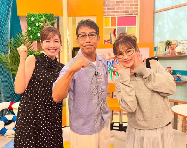 爽やか笑顔！フリーアナ三浦茉莉、番組出演で共演者との和やかショット披露