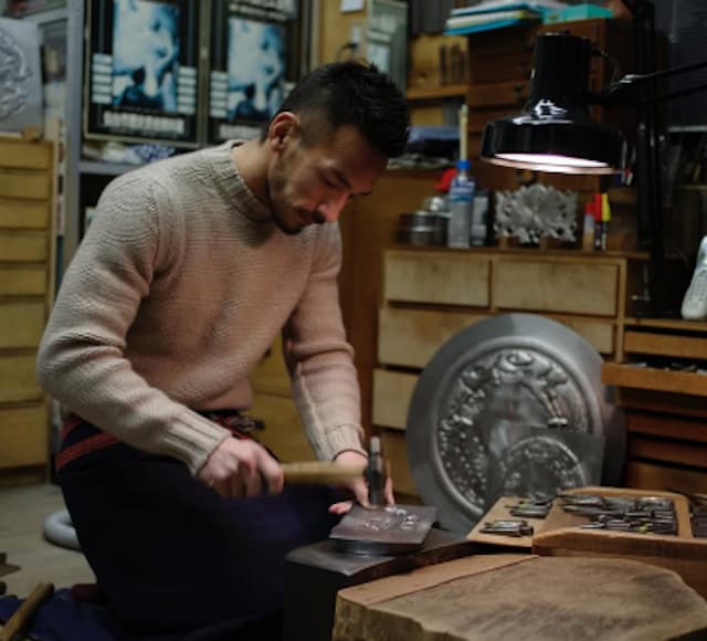 中田英寿、宮城で伝統工芸を訪ねる！仙台箪笥金具職人・八重樫榮吉の技に迫る