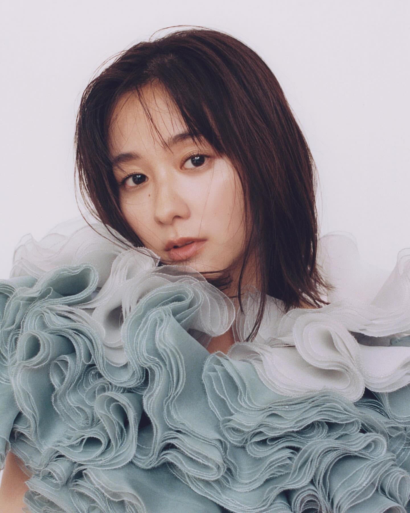 堀田真由が華やかなドレス姿を披露✨