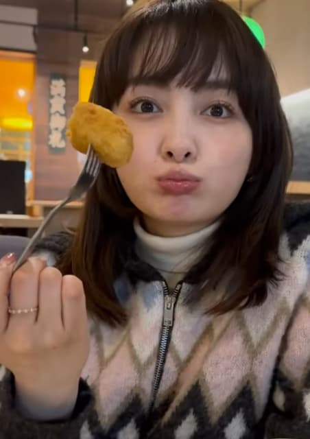 葵わかなが休日ショットを公開！愛らしい“もぐもぐ動画”も披露