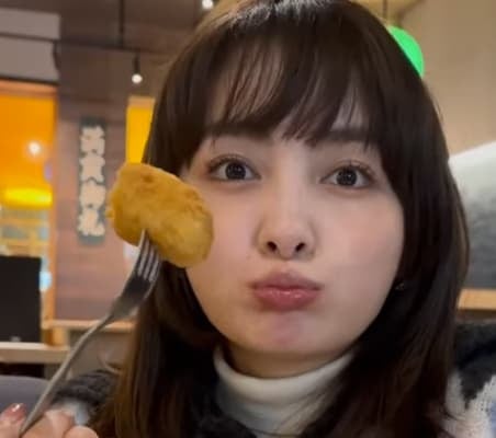 葵わかなが休日ショットを公開！愛らしい“もぐもぐ動画”も披露