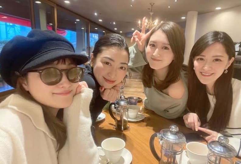 「やっぱ一番かわいい!」人気タレント〇〇の仲良し４人組ショットにコメント殺到！