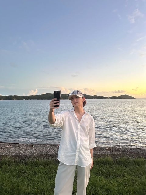 山田涼介が家族旅行で見せた「素の表情」と“デートのような”夕暮れショット