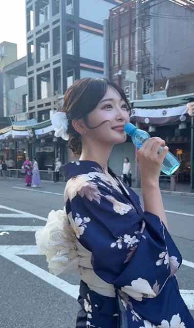 サイダー片手に美しすぎる浴衣姿披露！美女モデルリポーターの夏祭り満喫ムービーに「めっちゃかわいい」