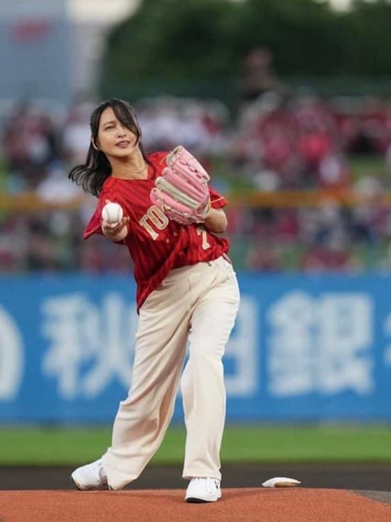 「アンダースローに会場どよめき」加藤夏希、進化（!?）の投球フォーム披露