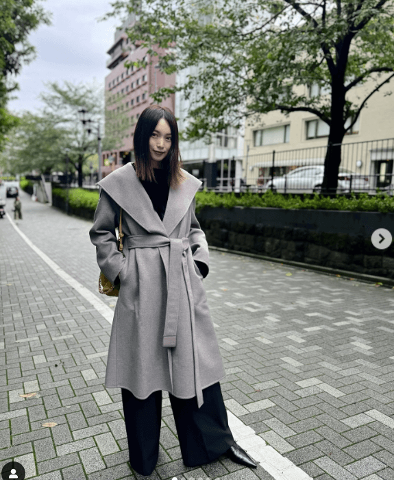 蛯原友里、美しすぎる秋コーデを披露　ロエベのベルテッドコートで魅了