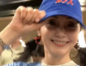 野球帽姿も絵になる！南果歩がMLB観戦で見せた“全力応援モード”に反響