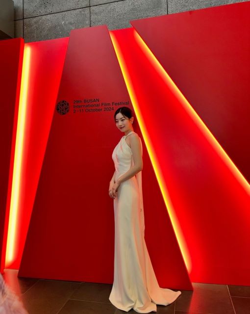 TWICE・ダヒョン「肩あらわ」ホルターネックドレスでファン魅了！