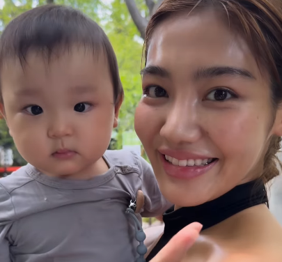 「出世する、気合い十分！」ムエタイ美女ママ、愛息と上る”出世階段・ムービー”を披露！「ソー・キュート」