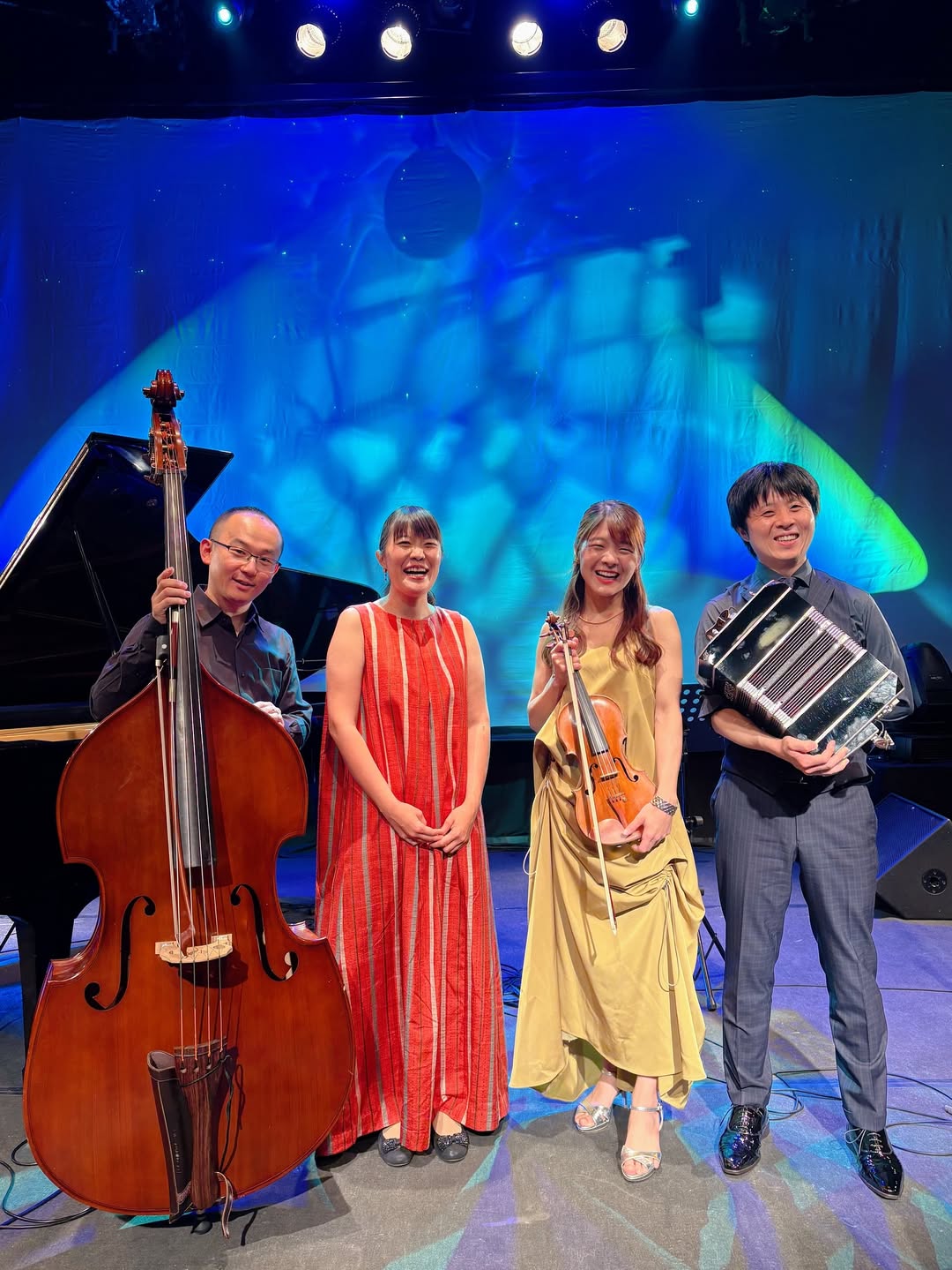 ヴァイオリニスト・廣津留すみれが“たぬきタンゴカルテット”でのステージショットを公開！