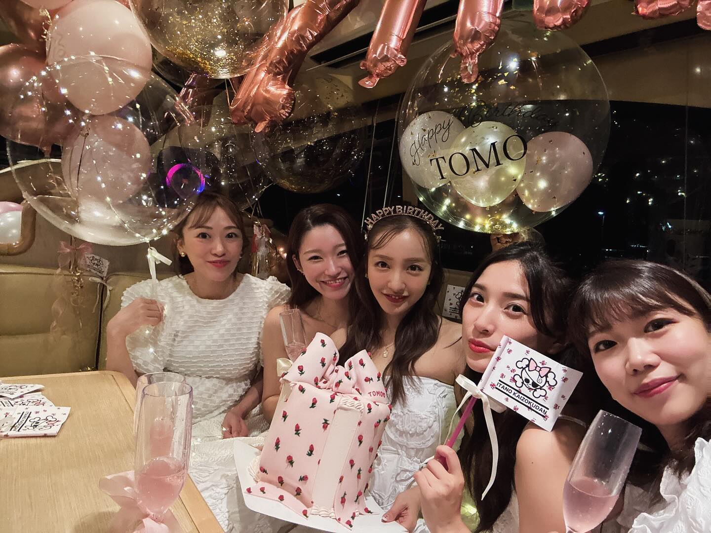 「板野海賊団続編」板野友美の誕生日会オフショットに反響「豪華なもんです」