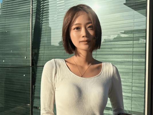 「AIが作るレベルな美人さん」人気モデル、透明感MAXな春コーデ＆美スタイルを披露！ファン虜に「可愛い！」