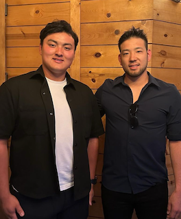 「指先までピン！」高校通算140発の''怪物''スラッガー 現役メジャーリーガーと緊張の2ショット「心から尊敬する私の大先輩」