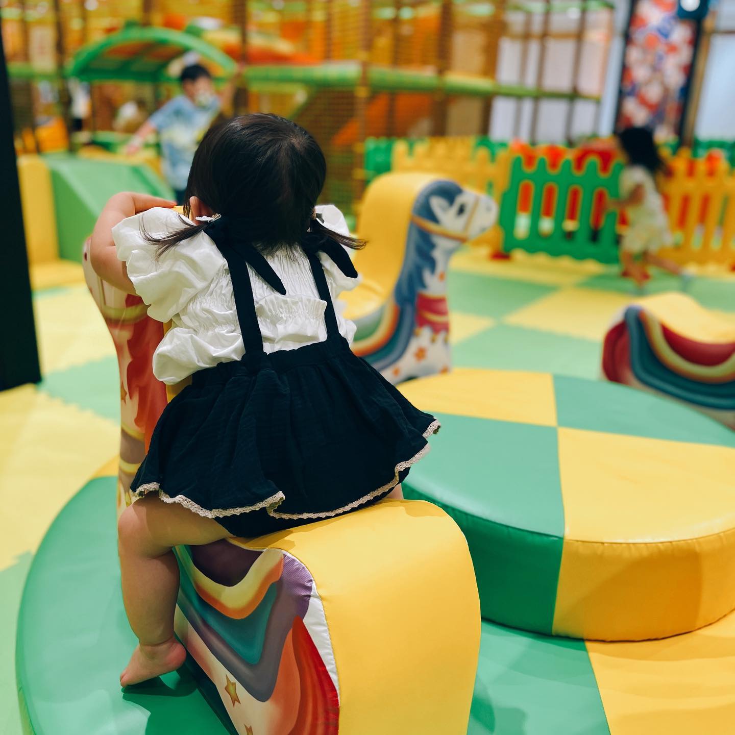 菊地亜美さんが1歳の長女とお台場満喫🌈可愛らしい小さな後ろ姿披露