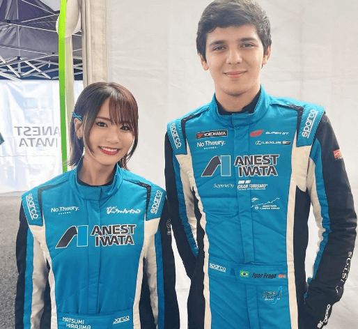 「レーシングスーツが似合ってる」元AKBの美女タレント、レーシングアンバサダーでサーキットへ！レーサーとの2ショットが話題に