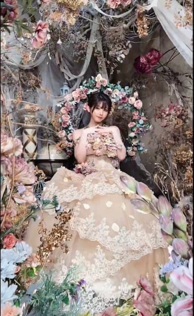 「美しすぎる」えなこがドレス姿の衣装を披露しファンメロメロ