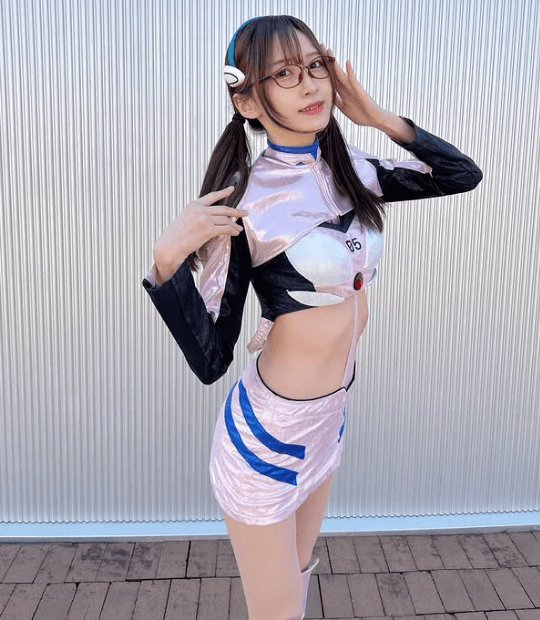 「スタイル良すぎる！」エヴァコスの高身長レースクイーン、“マリコスのデビューショット”が誉れ高いと反響続出！「ポージング好きぃ！」