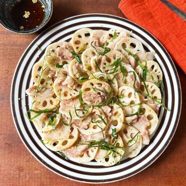 チンするだけの簡単料理！料理家 山本ゆりの【れんこんと豚バラのチン】