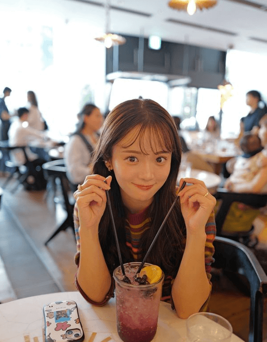 人気モデルの田久保夏鈴、”キュート過ぎて”カフェで目立ってしまう！？オーラMAXフォトの公開