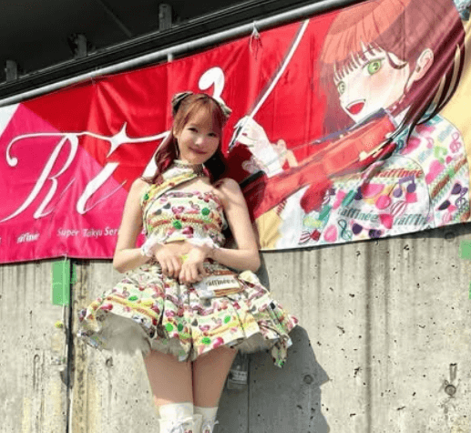 「ホント可愛い〜な〜」踊るヴァイオリニスト、レースクイーンモードに！横断幕イラストも公開し可愛いと話題「素敵な横断幕ですね」