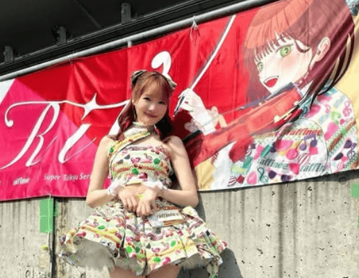 「ホント可愛い〜な〜」踊るヴァイオリニスト、レースクイーンモードに！横断幕イラストも公開し可愛いと話題「素敵な横断幕ですね」