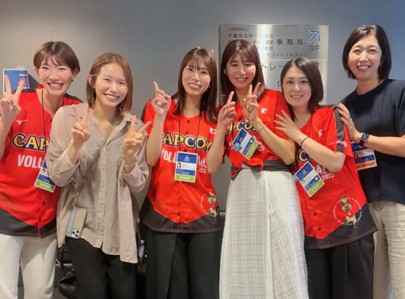 「バースデーガール」新鍋理沙を囲んで祝福！ネーションズリーグ・勝利後の“わちゃわちゃ”集合ショット