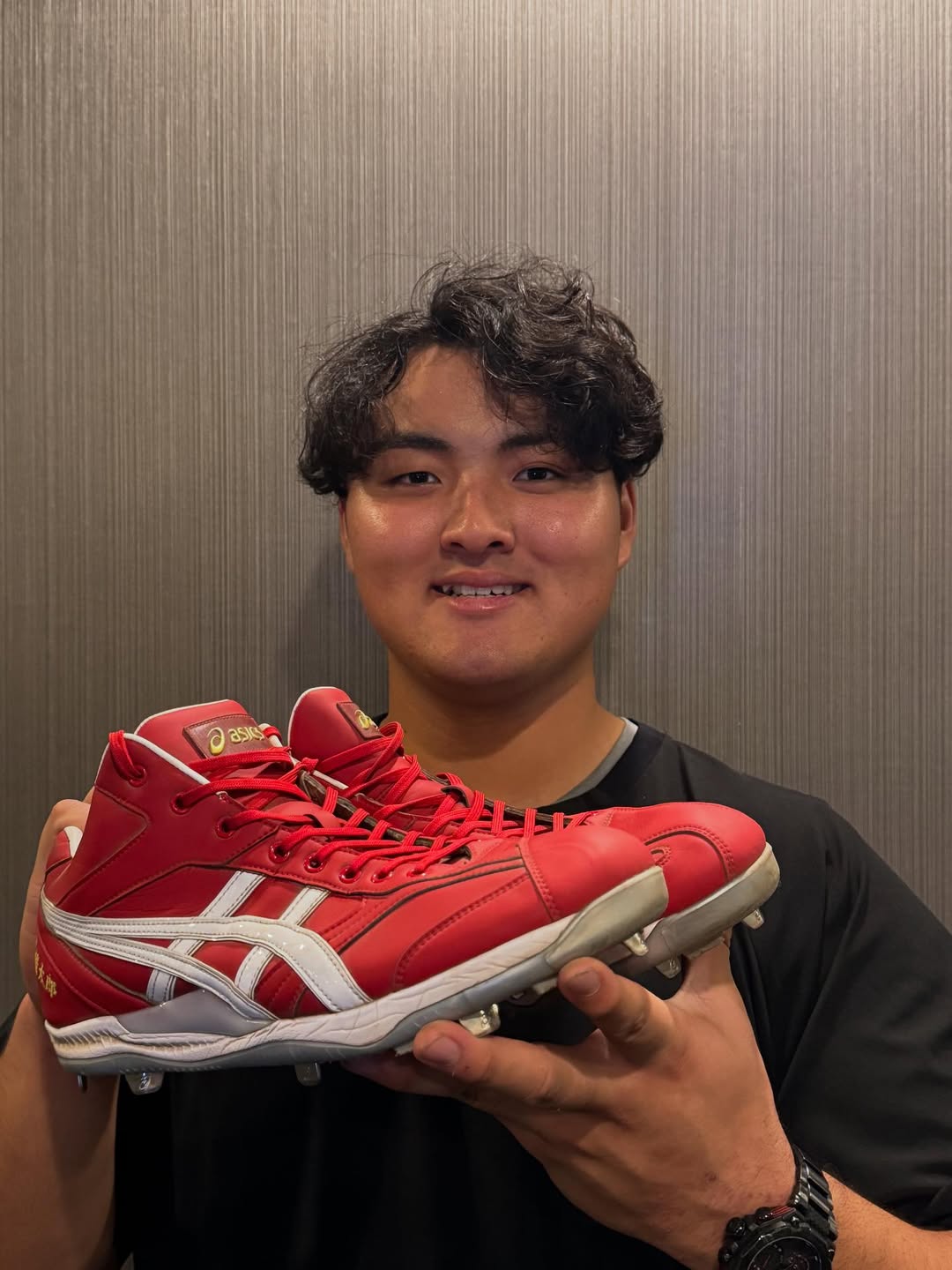 感謝が伝わる…佐々木麟太郎、愛用スパイクとの“特別な絆”に胸が熱くなる