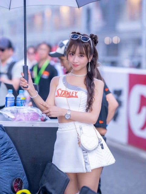 「天使すぎませんか？」炎天下のSUPER GTで輝き！森脇梨々夏が魅せたサーキット笑顔