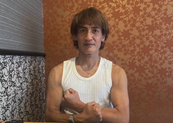 本並健治、焼き肉を焼く動画に反響「夏の暑い時期は焼き肉だね！」リラックスした表情も話題に