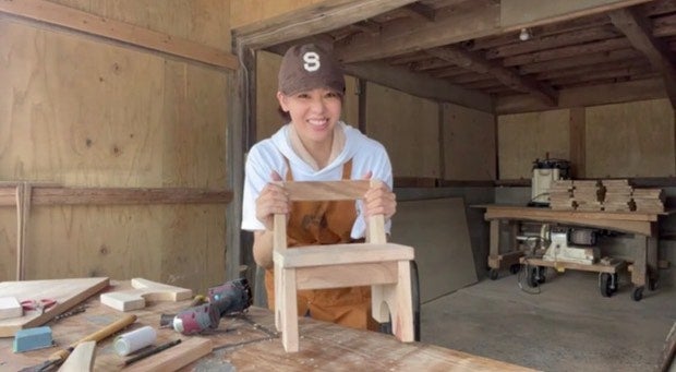 「職人技!🙌」迫田さおりさんがDIYで子供椅子に挑戦🔨🔥