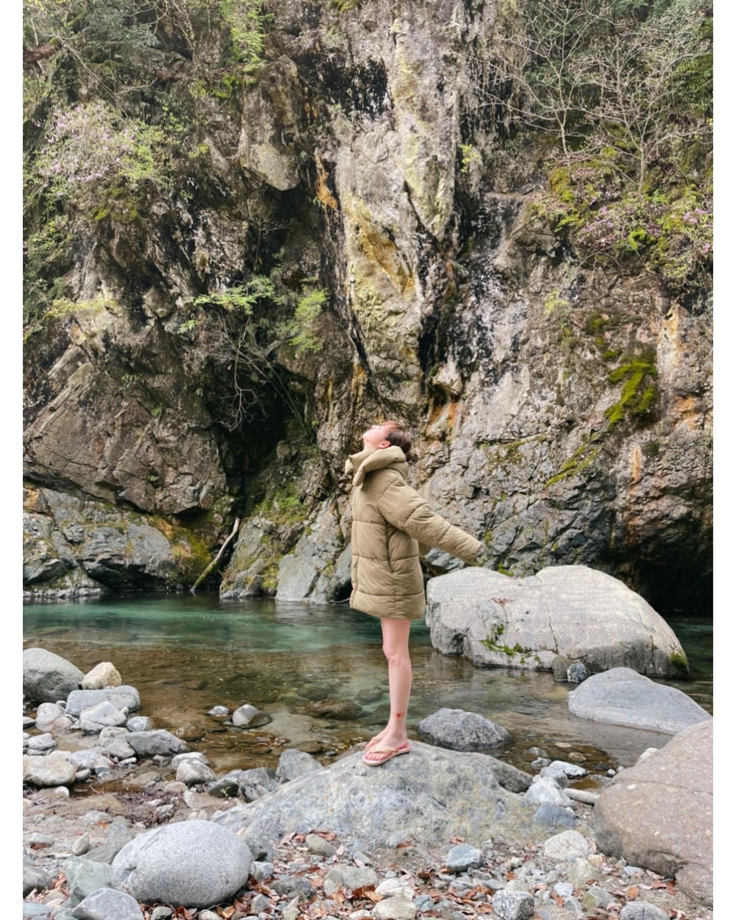 佐々木希さんがキャンプで美脚披露❤️衝撃の初体験も激白😨「朝起きたらインナーが血まみれ」