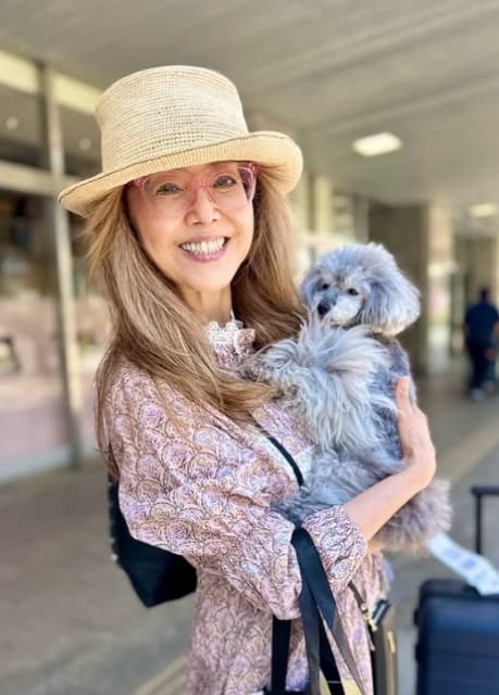 女優・熊谷真実が愛犬とポカポカ陽気の中でツーショット！仕事のために愛犬としばしの別れ「行ってきまーす」