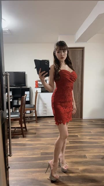 「どんな夜を過ごしてますか？」美人ピアニストの赤ドレス姿にファンから可愛いの嵐！