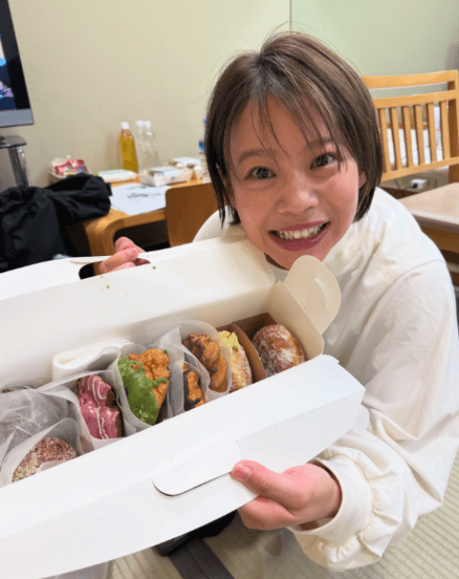 「美味しくいただきました！！」髙木菜那、差し入れドーナッツに満面のスマイルがかわいい！