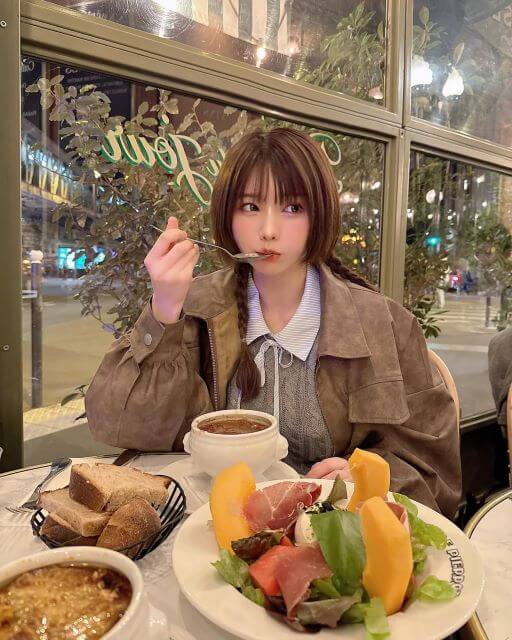美食と美貌の競演！えなこが堪能する至福のひととき、オニオンスープに恋した夜
