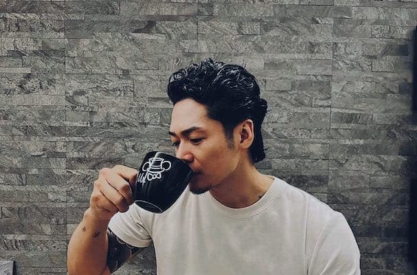 飯田将成、カフェラテを飲む姿が男前すぎる!!