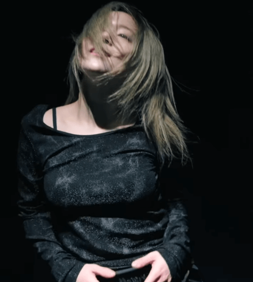 「すっっっっごくいい！！」金髪の美女ダンサー、宵闇のなかで踊る”幻想的・ダンシング”にファン一斉に見惚れる「美しい…」