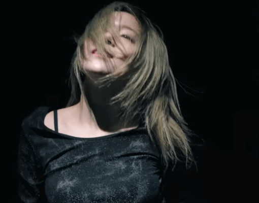 「すっっっっごくいい！！」金髪の美女ダンサー、宵闇のなかで踊る”幻想的・ダンシング”にファン一斉に見惚れる「美しい…」