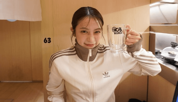 「お似合いです！カッコいい」美女キャスター、IN寿司店！”お気に”のジャージショットにファン拍手喝采「素晴らしい」