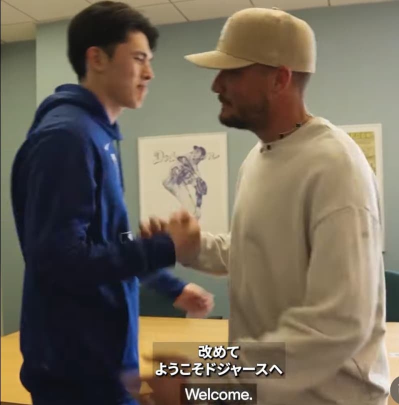 ドジャース背番号11の裏側を字幕付きで公開！！佐々木朗希がミゲル・ロハスに日本酒のプレゼント！MLB Japan