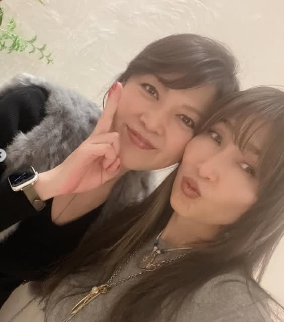 女優 飯島直子、工藤静香と仲良し2ショットを公開！素敵だと話題に！