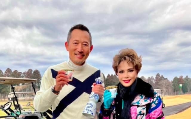 デヴィ夫人がゴルフ・コンペに参加「自力で18ホールを回ることができるなんて」