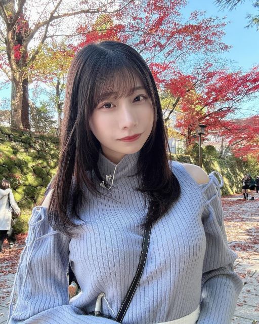 「かわいい！」元AKBグラドル・鈴木優香『肩出しニット』で紅葉バックにパシャリ！